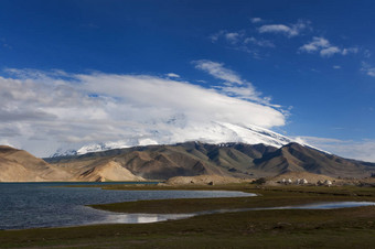 在中国西北新疆省卡拉库尔湖图片