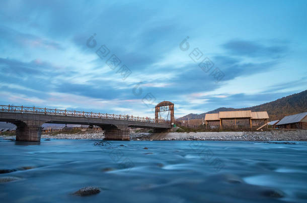 黄昏时的赫穆村, 新疆著名旅游胜地桥梁和河流的慢速快门<strong>拍摄</strong>
