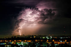 小城镇和卫星站农村景观中闪闪雷电的云彩