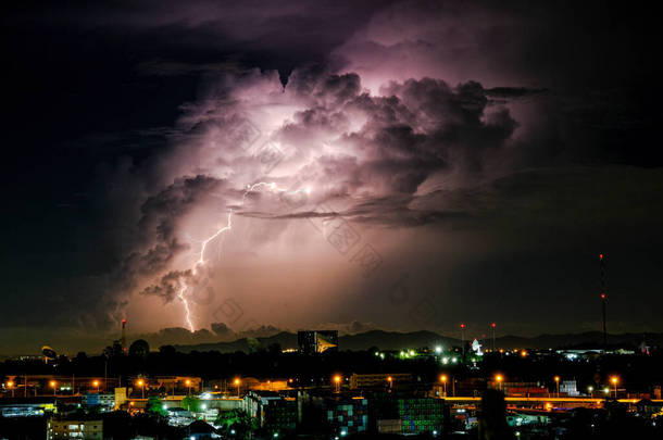 小城镇和卫星站农村景观<strong>中</strong>闪闪雷电的云彩