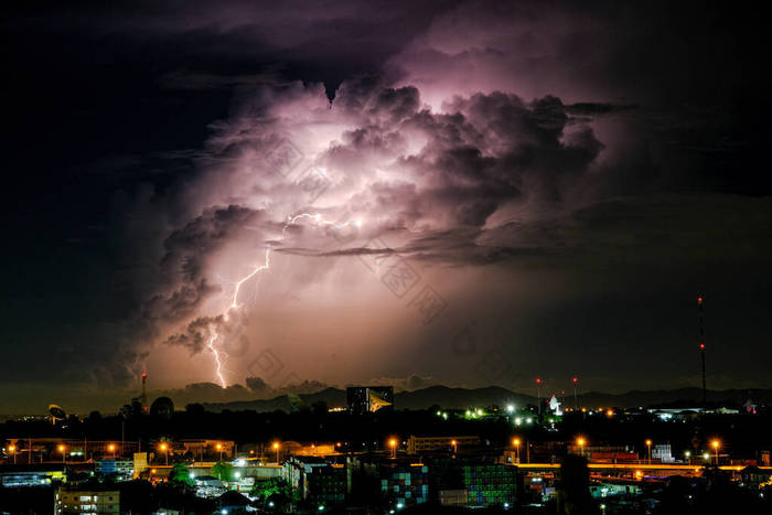 小城镇和卫星站农村景观中闪闪雷电的云彩