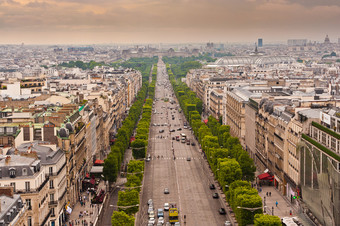 在巴黎香榭丽舍大街的中间上方的图像图片