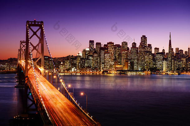旧金山天际线和海湾大桥，日落，加利福尼亚州