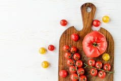 西红柿和切菜板