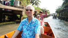 开心的亚洲老夫妇退休环游世界