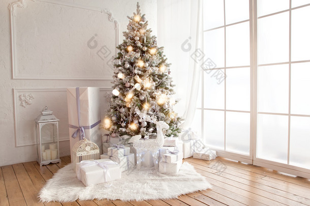 室内客厅有一棵圣诞树和礼物
