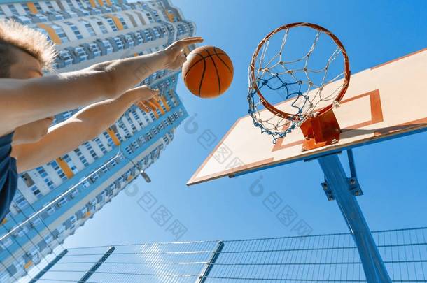 高加索青少年男孩<strong>街头</strong>篮球运动员与球在室外城市篮球场