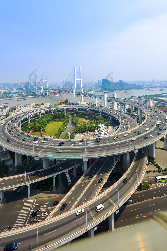 在上海的天际线和道路交叉口大桥 道路清洗