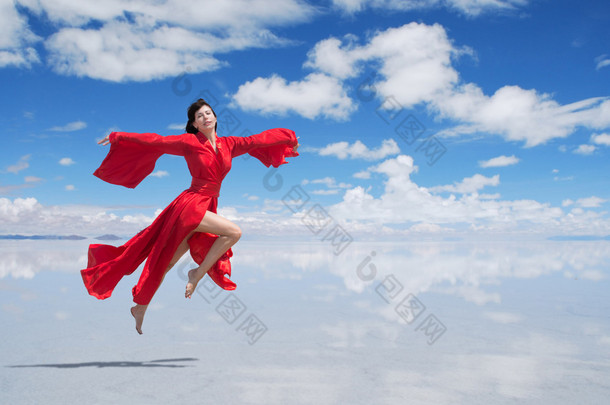 飞行在红色和服的女人