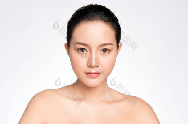 年轻美丽、面带微笑、皮肤洁白、与皮肤保健理念相分离的亚洲年轻女子的特写.