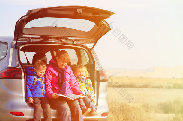 母亲带着孩子看看地图时乘汽车旅行