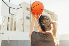 青年女子篮球运动员培训户外地方法院