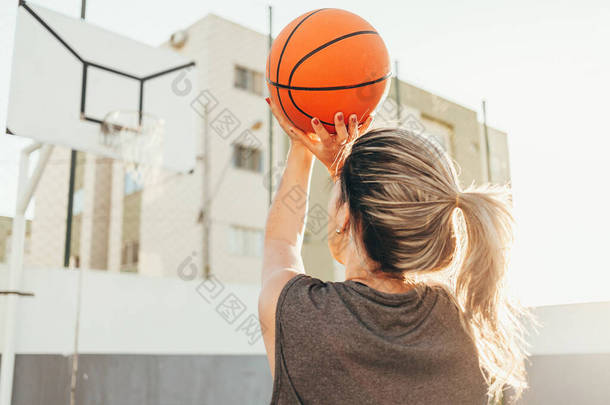 青年女子<strong>篮球</strong>运动员<strong>培训</strong>户外地方法院