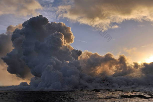 夏威夷<strong>火山</strong>的热熔岩基拉韦厄流入太平洋水域