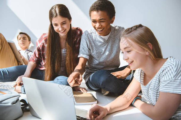 多元文化青少年与笔记本电脑