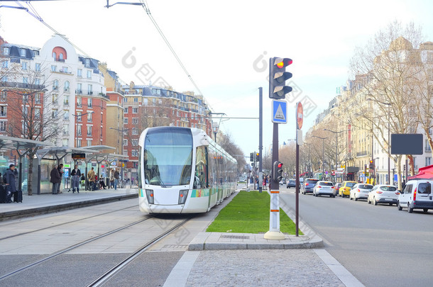 电车在巴黎的大街上