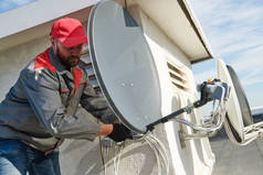 有线电视卫星天线盘的安装和安装服务人员
