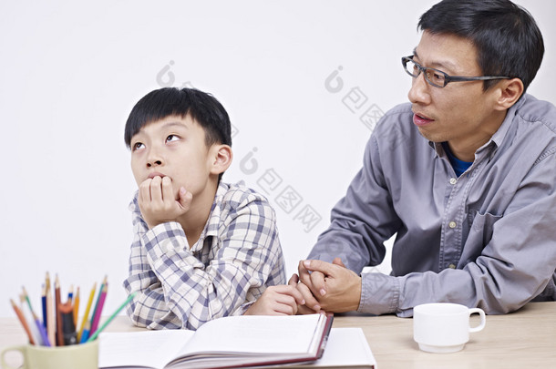 亚洲的父亲和儿子进行严肃的谈话