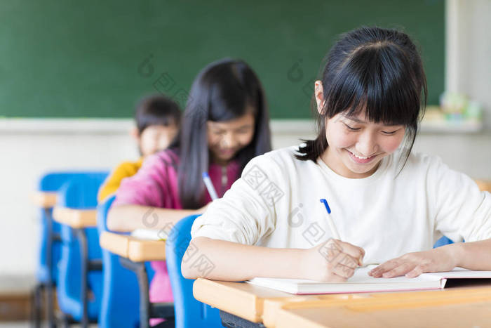 在教室里学习的快乐少女