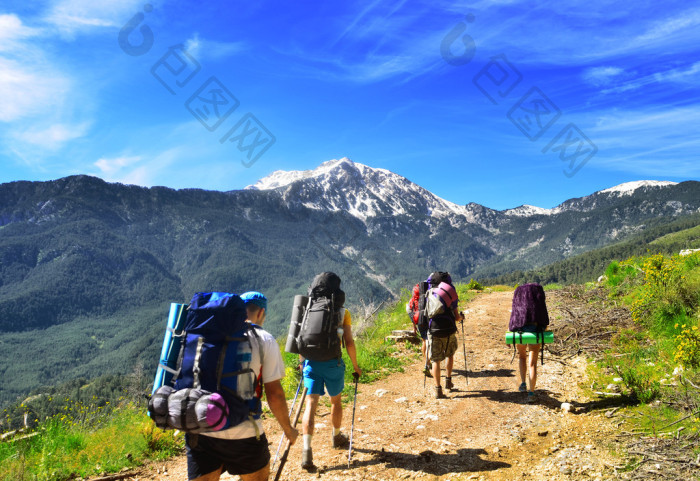 在山中徒步旅行者的组-包图企业站
