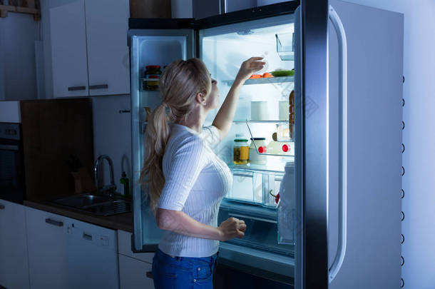 <strong>寻找</strong>食物在冰箱里的女人
