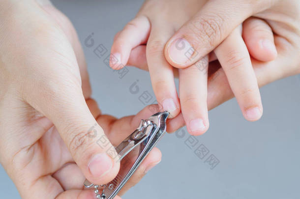家庭活动妈妈手用指甲剪剪指甲为孩子