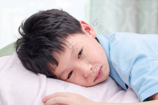 皮疹在脸上，躺在床上的男孩