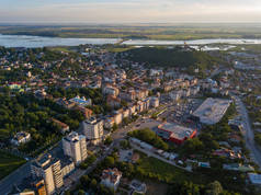 罗马尼亚斯拉蒂纳市和奥尔特河的鸟瞰图。夏季飞越欧洲城市的无人机飞行.