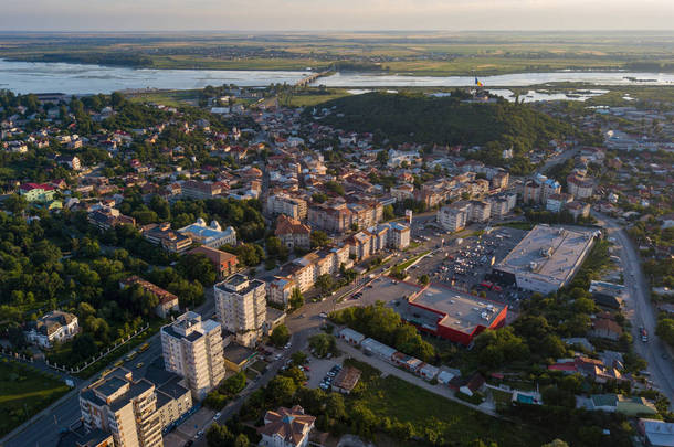罗马尼亚斯拉蒂纳市和奥尔特河的鸟瞰图。夏季飞越欧洲城市的无人机飞行.