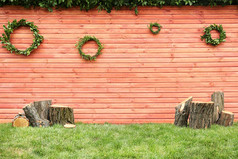 木墙上装饰着草坪上的绿色花环