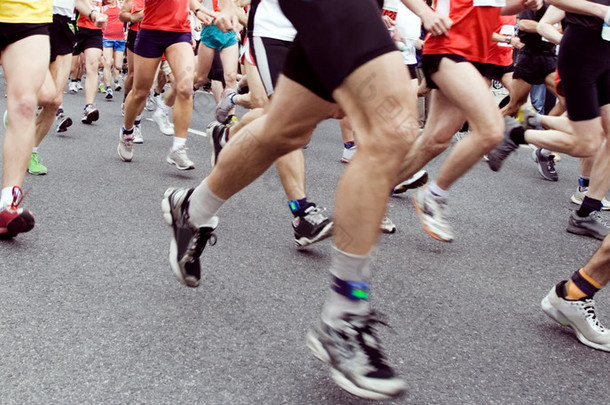 马拉松运动员在市运行