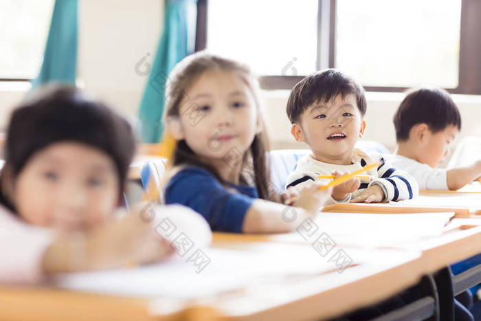 快乐的小男孩在教室里学习 学习书桌