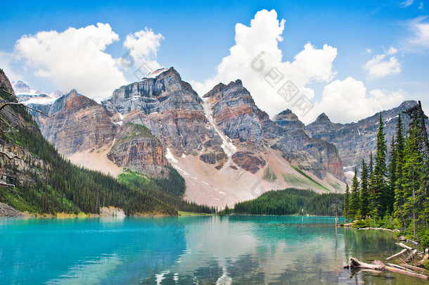 美丽的风景，与落基山脉和加拿大班芙国家公园、 艾伯塔省著名的冰碛湖