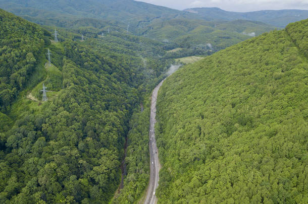 在俄罗斯索契的森林里, 沿着蜿蜒的山<strong>路</strong>行驶的汽车的空中股票照片。人行, <strong>路</strong>之旅, 穿越美丽的乡村风光.