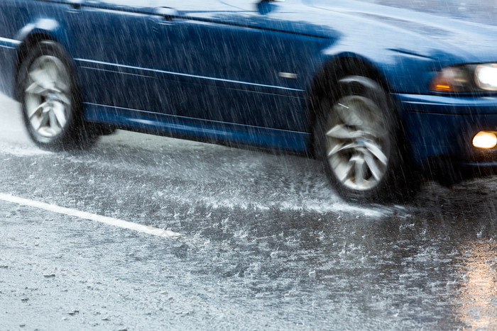 在大雨中开车