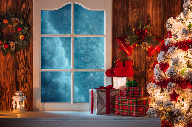 圣诞节场景与树礼物和冻结<strong>的</strong>窗口背景