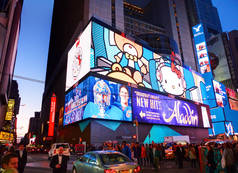 晚上视图上纽约时报广场灯屏幕建筑时尚精品店领导广告牌摩天大楼建筑。旅游假期度假之旅