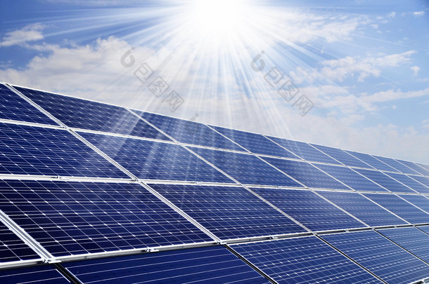采用<strong>太阳能</strong>可再生能源的发电厂
