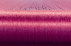 在一家纺织厂翘曲织机上的绿色丝绸  