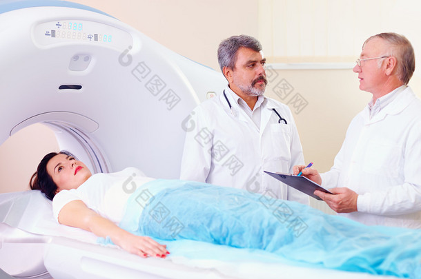 两个医生准备病人 Ct 扫描仪程序