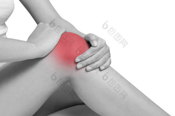 膝部疼痛，关节疼痛<strong>的</strong>女人。 单音高亮膝盖隔离在白色背景。 保健和医疗概念