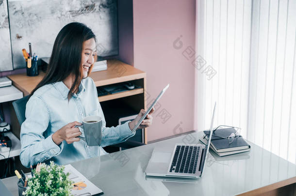 亚洲女商人在<strong>笔记本</strong>电脑工作后去喝咖啡休息 