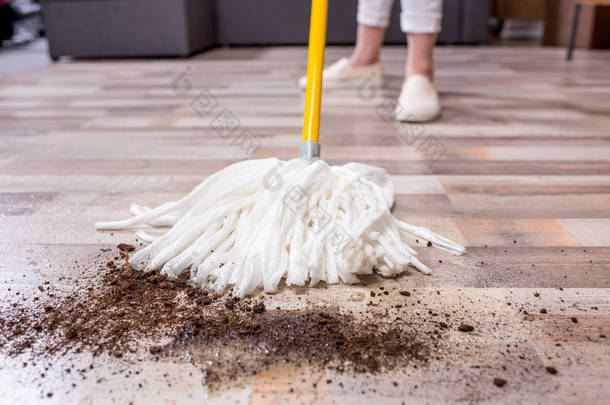 女人用拖把清洗地板
