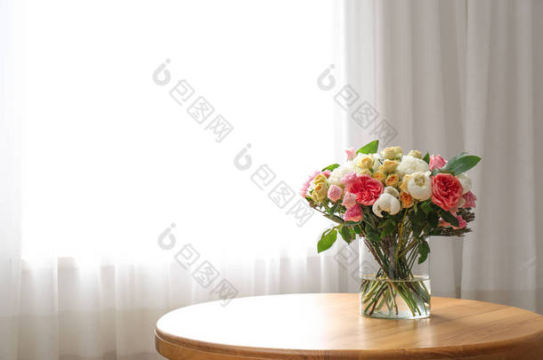 家里窗边的<strong>桌子</strong>上摆了一束美丽的花束。文本空间