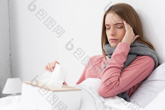 生病的女人床上概念的胃痛头痛-包图企业站