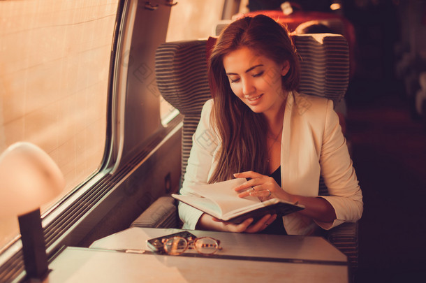 读一本书在火车上的女人