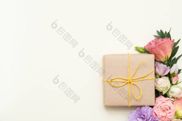 <strong>生日礼物</strong>盒各种各样的花象牙背景