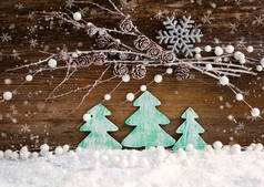 圣诞贺卡与木制圣诞树上的雪地上一个木制的背景。节日圣诞节背景
