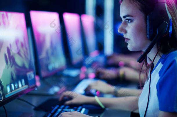 专业的女孩在 Mmorpg 玩家戏剧 / 战略视频游戏在她的电脑上。她参加在线网络游戏比赛，戏剧在家里，或在互联网咖啡馆。她戴着游戏耳机.