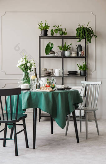 在圆桌上的时尚椅子, 灰色餐厅里有绿色桌布图片